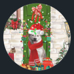 Adesivo Redondo Siberian Husky Dog Christmas<br><div class="desc">O Natal do Cachorro Siberiano sentado do lado de fora da casa decorada com coroa de Natal,  a árvore de Natal é uma ideia perfeita de presente de Natal para amantes de cães.</div>