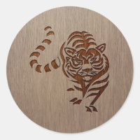 Silhueta Tiger gravada em design de madeira
