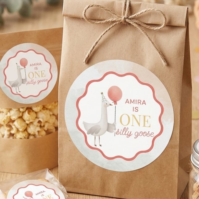 Adesivo Redondo Silly Goose First Birthday Sticker Personalized (Criador carregado)