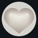 Adesivo Redondo Silver Heart<br><div class="desc">Este adesivo apresenta um coração prateado em forma de fundo de uma cinza. Clique em "Personalizar" para redimensionar/reposicionar a imagem do coração de perda de cor prateada, alterar a cor de fundo e adicionar texto. Um autocolante funciona bem como uma adição comemorativa a garrafas de vinho, doces, sacos de presentes...</div>
