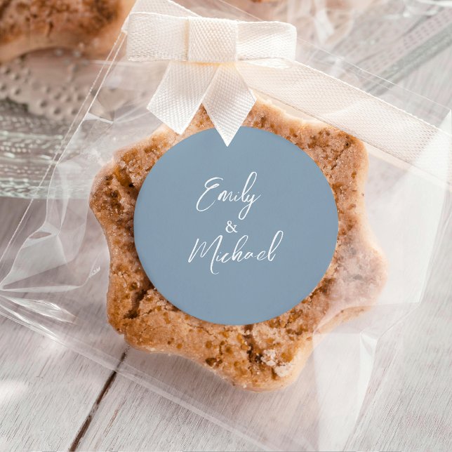 Adesivo Redondo Simple Elegant Dusty Blue Script Minimal Wedding (Simple and elegant, minimal white calligraphy script on a dusty blue background)