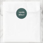 Adesivo Redondo Simple Emerald Green Modern Bride and Groom<br><div class="desc">Projete um senso de simplicidade moderna com esta simples noiva na moda e design de etiqueta de noivo na popular escolha de cores - eserald green com texto leve. Os nomes da noiva e do noivo são apresentados em tons de negrito com um grande na moda e juntando-se aos seus...</div>