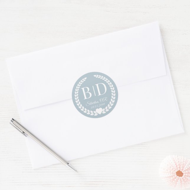 Adesivo Redondo Simple Light Winter Gray Blue Monogram Wedding (Envelope)