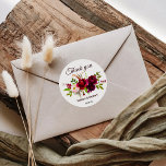Adesivo Redondo Simples Burgundy Floral Obrigado Por<br><div class="desc">Este simples obrigado floral burgundy que você prefere um adesivo redondo clássico é perfeito para um casamento moderno. A design ilustrada graciosa e radiante apresenta flores elegantes, cor de pêssego, vermelha escura, rosa, branca, aquarela, burgundy e pristine, bem agrupadas num buquê espantoso num leito de verde devastador. Faça com que...</div>