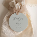 Adesivo Redondo Simples e elegante favor de casamento verde<br><div class="desc">Elegante e simples minimalista, obrigado de casamento verde, que você coloca com um clássico roteiro de caligrafia na moda. Fácil de personalizar com seus detalhes! Adequado para casamentos de destino da floresta de pinheiros.</div>