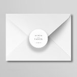 Adesivo Redondo Simples e minimalista selo elegante do envelope de<br><div class="desc">Um simples e elegante adesivo de selagem de envelope de casamento com um clássico roteiro de caligrafia na moda. Fácil de personalizar com seus detalhes! Adequado para casamentos neutros. Por favor, note que a cor de fundo pode ser alterada para corresponder ao seu esquema de cor de casamento. Se for...</div>