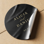 Adesivo Redondo Simples e minimalista selo elegante do envelope de<br><div class="desc">Um simples convite de casamento mínimo e elegante adesivo de selo preto com um clássico de trendy faux shinny gold calliografia. Fácil de personalizar com seus detalhes! Adequado para casamentos neutros. Por favor, note que a cor de fundo pode ser alterada para corresponder ao seu esquema de cor de casamento....</div>