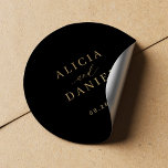 Adesivo Redondo Simples e minimalista selo elegante do envelope de<br><div class="desc">Um simples convite de casamento mínimo e elegante adesivo de selo preto com um clássico de trendy na moda com um roteiro de caligrafia em ouro. Fácil de personalizar com seus detalhes! Adequado para casamentos neutros. Por favor, note que a cor de fundo pode ser alterada para corresponder ao seu...</div>