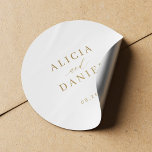 Adesivo Redondo Simples e minimalista selo elegante do envelope de<br><div class="desc">Um simples e elegante adesivo de selagem de envelope de casamento, com um clássico roteiro de caligrafia dourada falso em na moda. Fácil de personalizar com seus detalhes! Adequado para casamentos neutros. Por favor, note que a cor de fundo pode ser alterada para corresponder ao seu esquema de cor de...</div>