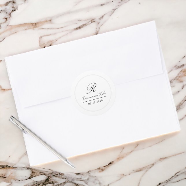 Adesivo Redondo Simples Elegante Monograma Clássico de Casamento (Criador carregado)