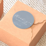Adesivo Redondo Simples Elegante Obrigado Casamento Dusty Blue<br><div class="desc">Este simples obrigado de caligrafia que você coloca na noiva e no nome do noivo junto com a data.</div>