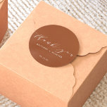 Adesivo Redondo Simples Elegante Obrigado Casando Terracotta<br><div class="desc">Apresentando o Simples e Elegante Obrigado A Vestir Clássico Da Volta! Este adesivo não é apenas um produto, é uma expressão eterno de gratidão. A mistura requintada de chic e elementos clássicos subestimados não só eleva o apelo visual, como também dá um toque pessoal aos seus favores de casamento. Então,...</div>
