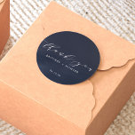 Adesivo Redondo Simples Elegante Obrigado Marinho De Casamento<br><div class="desc">Apresentando o Simples e Elegante Obrigado A Vestir Clássico Da Volta! Este adesivo não é apenas um produto, é uma expressão eterno de gratidão. A mistura requintada de chic e elementos clássicos subestimados não só eleva o apelo visual, como também dá um toque pessoal aos seus favores de casamento. Então,...</div>