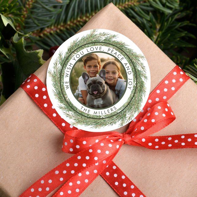 Adesivo Redondo Simples Foto Moderna de Wreath de Natal Minimalist (Minimalist Christmas Wreath Photo Modern Simple Classic Round Sticker)