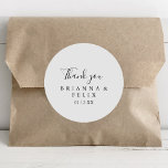 Adesivo Redondo Simples Minimalista Obrigado A Favor Do Casamento<br><div class="desc">Este simples obrigado minimalista que você fez para o casamento... o favor de um adesivo redondo clássico é perfeito para um casamento moderno. O design simples e elegante apresenta a tipografia de scripts clássicos e ricos em preto e branco. Faça com que a etiqueta do adesivo seja sua, incluindo seus...</div>