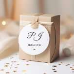 Adesivo Redondo Simples monograma obrigado casamento<br><div class="desc">Caligrafia romântica formal e simples,  preto e branco,  simples e clássico,  chamada tradicional estilo monograma,  nome de obrigado de casamento você cola modelo com dois pequenos corações.            Fácil de personalizar com o monograma de noiva e casal de noivo.</div>