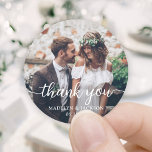 Adesivo Redondo Simples Na moda Script e Foto de Casamento Obrigad<br><div class="desc">Adicione um toque personalizado elegante ao casamento, agradeça aos cartões e favoritos para festas de recepção com adesivos fotoredondos/selos de envelopes personalizados. O quadro e toda a redação desta modelo são simples de personalizar. "Obrigado" pode ser mudado para amar & obrigados, bem-vindo, as iniciais do casal, outro texto, ou pode...</div>