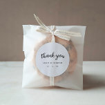 Adesivo Redondo Simples Preto E Branco Obrigado Casamento<br><div class="desc">Simples Preto E Branco Obrigado A Vestir Clássico Redondo De Casamento</div>