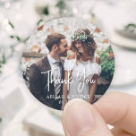 Adesivo Redondo Simples Script Moderno e Casamento de Fotos Obriga<br><div class="desc">Adicione um toque personalizado elegante ao casamento, agradeça aos cartões e favoritos para festas de recepção com adesivos fotoredondos/selos de envelopes personalizados. O quadro e toda a redação desta modelo são simples de personalizar. "Obrigado" pode ser mudado para amar & obrigados, bem-vindo, as iniciais do casal, outro texto, ou pode...</div>