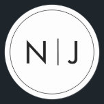 Adesivo Redondo Sinais Negros Clássicos Casamento Monograma<br><div class="desc">O design do monograma funde as iniciais em um símbolo ousado e contemporâneo,  marcando sua simplicidade. É uma reviravolta moderna na tradição,  um emblema visual de duas vidas se tornando uma. Perfeito por adicionar um toque personalizado aos detalhes do dia do casamento.</div>