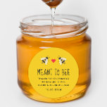 Adesivo Redondo Sinal de Favor do Casamento de Mel de Bee<br><div class="desc">Ideal para um chá temático de abelha ou como um favor de casamento de potes de mel,  esta etiqueta de presente apresenta um par de ilustrações doçamente rústicas de abelha com um coração vermelho e fácil de personalizar texto em um fundo amarelo ensolarado.</div>