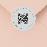Adesivo Redondo Site de casamento Detalhes do código QR cinza rsvp<br><div class="desc">Adicione sua url para seu site de casamento. Para obter informações,  detalhes,  rsvp online. Um fundo colorido de cinza leve,  texto preto.</div>