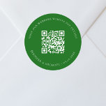 Adesivo Redondo Site de casamento Detalhes do código QR rsvp emera<br><div class="desc">Adicione sua url para seu site de casamento. Para obter informações,  detalhes,  rsvp online. Um fundo verde esmeraldo colorido,  texto branco.</div>