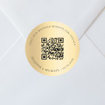 Adesivo Redondo Site de casamento Detalhes do código QR rsvp gold<br><div class="desc">Adicione sua url para seu site de casamento. Para obter informações,  detalhes,  rsvp online. Um fundo de aparência dourada,  texto preto.</div>