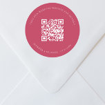 Adesivo Redondo Site de casamento Detalhes do código QR rsvp magen<br><div class="desc">Adicione sua url para seu site de casamento. Para obter informações,  detalhes,  rsvp online. Um fundo de cor magenta,  texto branco.</div>