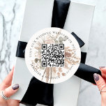 Adesivo Redondo Site de casamento Detalhes do código QR rsvp pampa<br><div class="desc">Adicione sua url para seu site de casamento. Para obter informações,  detalhes,  rsvp online. Um fundo branco decorado com florais úmidos,  grama-palha e verde-eucalipto.</div>