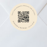 Adesivo Redondo Site de casamento Detalhes do código QR rsvp pêsse<br><div class="desc">Adicione sua url para seu site de casamento. Para obter informações,  detalhes,  rsvp online. Um fundo colorido de pêssego claro,  texto preto.</div>