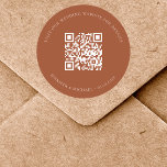 Adesivo Redondo Site de casamento Detalhes do código QR rsvp queim<br><div class="desc">Adicione sua url para seu site de casamento. Para obter informações,  detalhes,  rsvp online. Fundo cor de laranja queimado,  texto branco.</div>