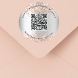 Adesivo Redondo Site de casamento Detalhes do código QR rsvp rosa<br><div class="desc">Adicione sua url para seu site de casamento. Para obter informações,  detalhes,  rsvp online. Um fundo de aparência falsa prateada,  decorado com rosa dourado confetti.</div>