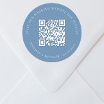 Adesivo Redondo Site de casamento Informações sobre QR detalhes rs<br><div class="desc">Adicione sua url para seu site de casamento. Para obter informações,  detalhes,  rsvp online. Um fundo azul empoeirado,  colorido.</div>