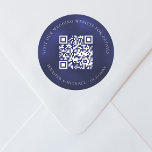 Adesivo Redondo Site de casamento Informações sobre QR detalhes rs<br><div class="desc">Adicione sua url para seu site de casamento. Para obter informações,  detalhes,  rsvp online. Um fundo azul marinho,  incolor.</div>