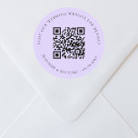 Adesivo Redondo Site de casamento QR informações de detalhes rsvp<br><div class="desc">Adicione sua url para seu site de casamento. Para obter informações,  detalhes,  rsvp online. Cor de fundo violeta e lavanda.</div>