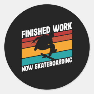 Adesivo Redondo Skateboarder Terminou o Trabalho Skate Retro Des