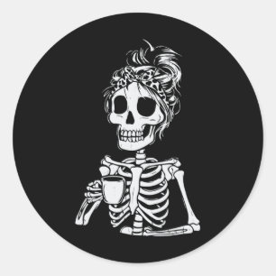 Adesivo Redondo Skeleton Bebendo Café Dia de as Bruxas engraçado S