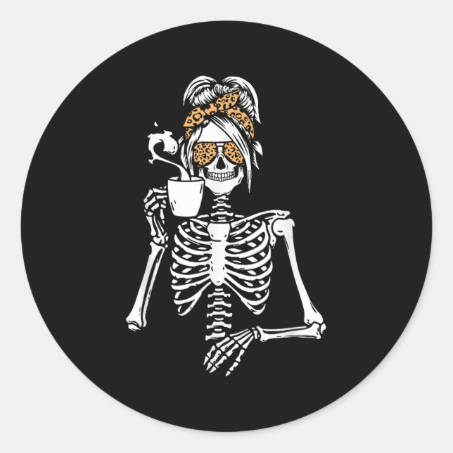 Adesivo Redondo Skeleton Messy Bun Coffee Drinking Halloween Costu (Frente)