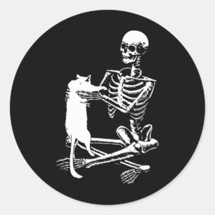 Adesivo Redondo Skeleton Segurando Um Gato Preguiçoso De Halloween