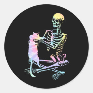 Adesivo Redondo Skeleton Segurando Um Gato Preguiçoso Para O Hallo