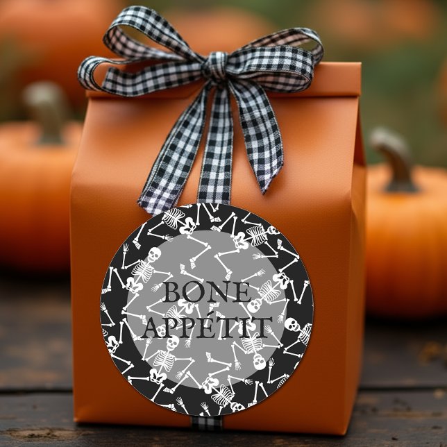 Adesivo Redondo Skeletons BONE APPÉTIT (Skeletons on black round stickers feature the wording BONE APPÉTIT)