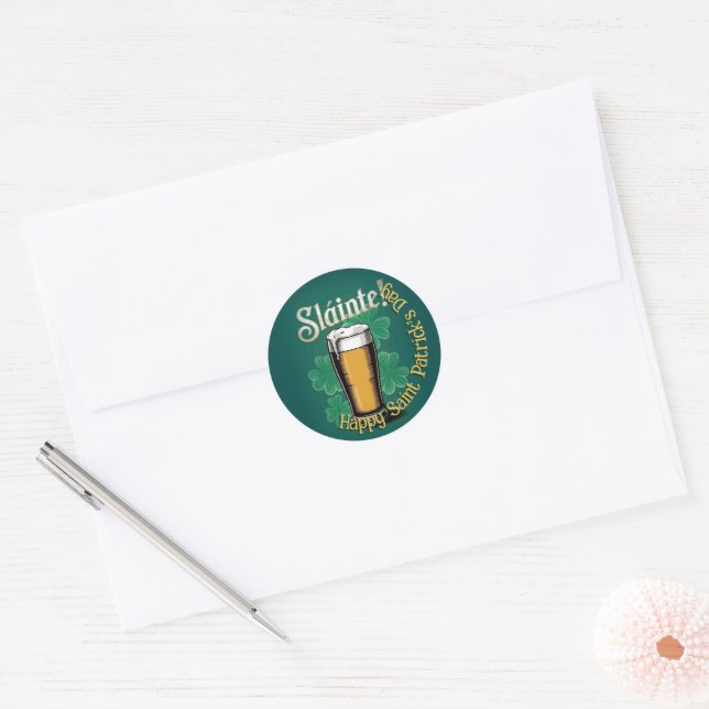 Adesivo Redondo Slàinte! Pint de Cerveja no Dia de São Patrício em (Envelope)