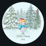 Adesivo Redondo Snowman Christmas<br><div class="desc">Pegue esses palitos clássicos de Natal do Snowman e adicione sua família ou seu nome e ano favoritos! A adição perfeita à sua papelaria de Natal! Exclusivo de cima na montanha.</div>