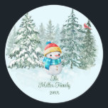Adesivo Redondo Snowman Christmas<br><div class="desc">Pegue esses palitos clássicos de Natal do Snowman e adicione sua família ou seu nome e ano favoritos! A adição perfeita à sua papelaria de Natal! Exclusivo de cima na montanha.</div>