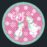 Adesivo Redondo Snowman Joy Christmas Snowflakes Round Sticker<br><div class="desc">Snowman Joy Christmas Holiday, adesivos redondos, tão coloridos e fofos, apresenta dois bonitos bonitos bonitos bonitos bonecos, um em skates de gelo, ambos vestindo chapéus azuis cor-de-rosa e cor-de-rosa sobre um fundo de bolinhas e flocos de neve em azul-rosa e verde com texto que diz JOY. Procure o cartão de...</div>