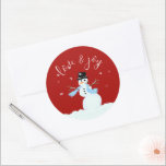 Adesivo Redondo Snowman Love n Joy Red Christmas Envelope Seal<br><div class="desc">Envelope "Amor e alegria" de Natal sela com ilustração feliz de boneco de neve. Vermelho com texto branco que curva sobre o boneco de neve que veste um lenço azul e um chapéu preto. Os adesivos vêm em dois tamanhos.</div>