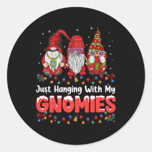 Adesivo Redondo Só Andando Com Meus Gnomos Pajama Cute Gnomo Chr