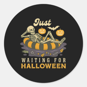 Adesivo Redondo Só Esperando O Truque De Esqueleto De Halloween.