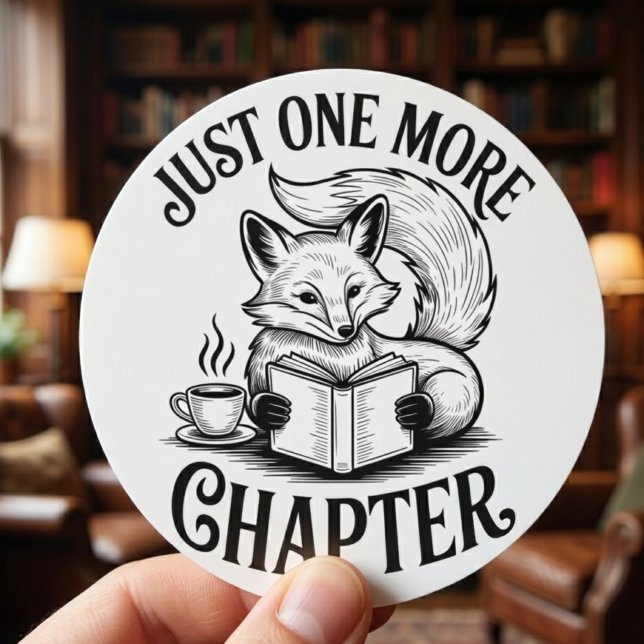 Adesivo Redondo Só Mais Um Capítulo Raposa Lendo (just one more chapter fox reading sticker)